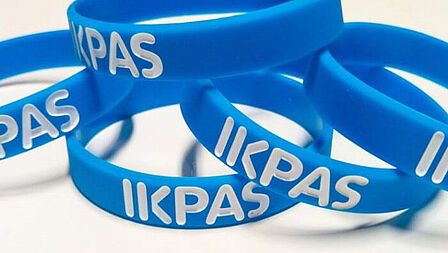 Blauwe armbandjes met de tekst IkPas