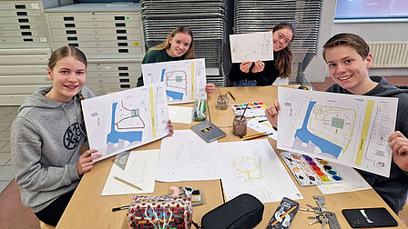 Vier kinderen laten hun ontwerp voor Wijnestein zien
