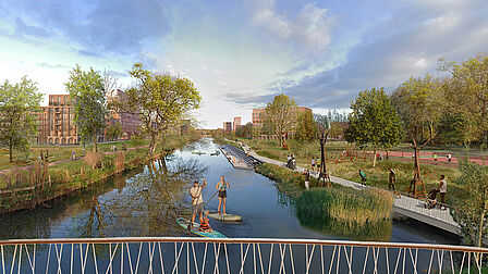 Impressie van water met suppende mensen, een wandelpad en tennisbaan ernaast en in de verte hoge gebouwen 