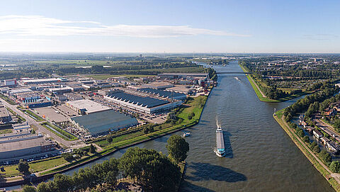 Industrieterrein Het Klooster en Amsterdam Rijnkanaal vanuit de lucht