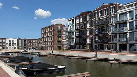 Appartementencomplexen aan een haven