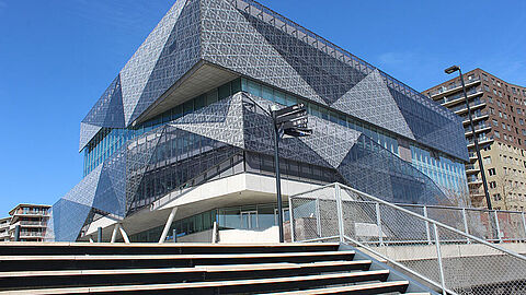 Zijaanzicht Stadshuis met trap