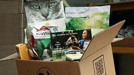 Geopende doos met diervoer erin