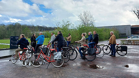 Groep mensen met een fiets