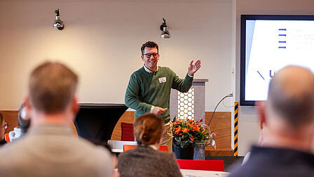 Man geeft PowerPoint-presentatie aan groep mensen