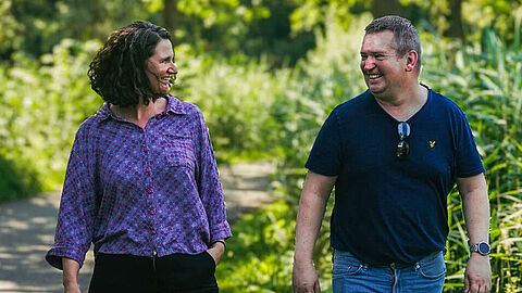 Emilie Vlieger en Herman Hendriks staan buiten en kijken naar elkaar