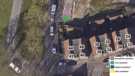 Luchtfoto met een paars en groen vierkantje op de Irenestraat, die staan voor een restafvalcontainer en gft-container