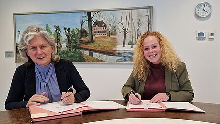 Wethouder Marieke Schouten samen met voorzitter Laura van Nieuwenhuijze van COC Midden-Nederland bij de ondertekening van het convenant.