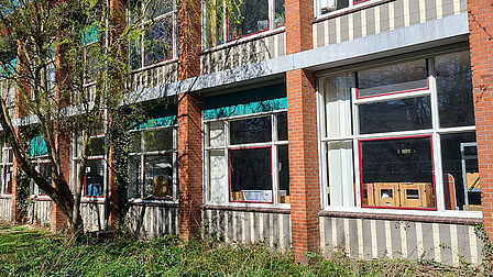 Schoolgebouw van de zijkant gezien