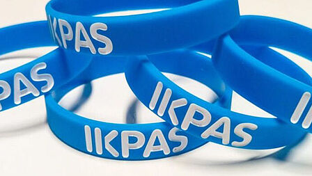 Blauwe armbandjes met de tekst IkPas
