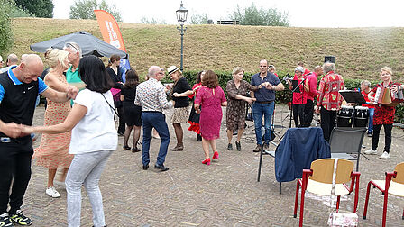 Dansende mensen in Vreeswijk