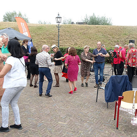 Dansende mensen in Vreeswijk