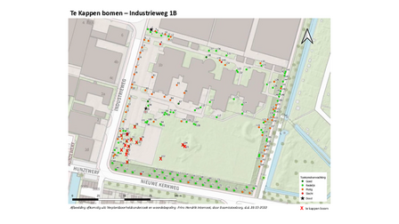 Op deze kaart staan de te kappen bomen aangegeven met een rood kruis. Bomen die gekapt worden staan in de zuidwesthoek van deze locatie. Ter hoogte van de kruising Nieuwe Kerkweg-Industrieweg. 