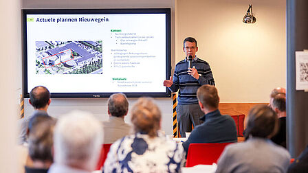 Man geeft PowerPoint-presentatie aan een groep mensen