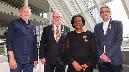 Burgemeester Frans Backhuijs met naast hem Willem Jansen, Lucia Martis en Koen de Jager.  
