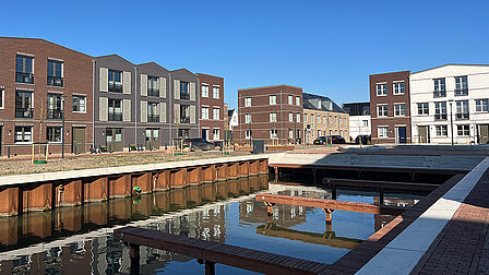 Nieuwbouwwoningen rondom een waterpartij