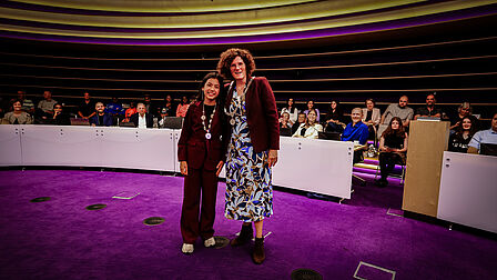 Foto van Aliya met burgemeester Marijke van Beukering