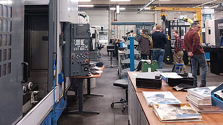 Mensen in een industriele ruimte