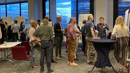 Mensen staan te kijken naar panelen