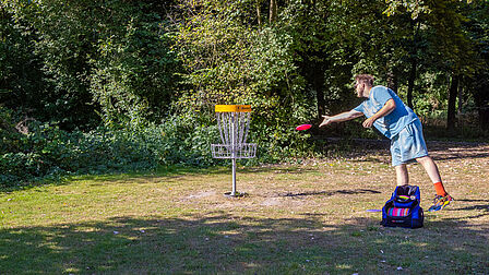 Man speelt discgolf in Park Oudegein