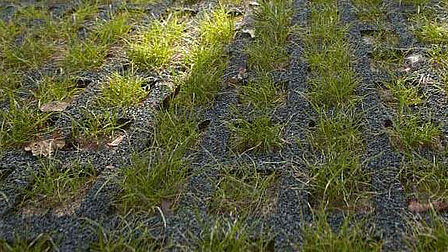 Tegels met gras ertussen