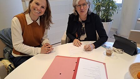 Foto van wethouder die overeenkomst ondertekent