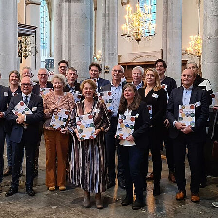 De 26 Utrechtse erfgoedwethouders ontvingen tijdens een bijeenkomst in de St. Joriskerk in Amersfoort een rapport met de stand van zaken van het erfgoedbeleid in hun gemeente.