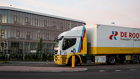 Vrachtwagen van transportbedrijf De Rooy op bedrijvenpark Het Klooster