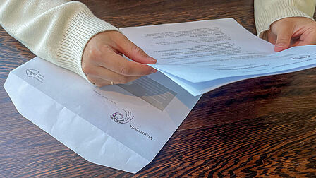 Persoon houdt een brief vast