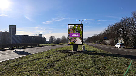 Digitaal informatiebord in de middenberm van de A.C. Verhoefweg
