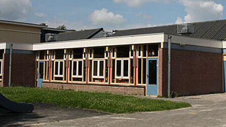 Zijaanzicht Beatrixschool in de wijk Zuilenstein, Nieuwegein