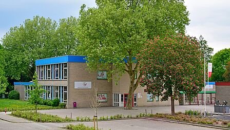 Zijaanzicht van de Mauritsschool in Nieuwegein