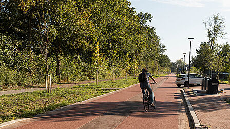 Fietser op een rode fietsstraat