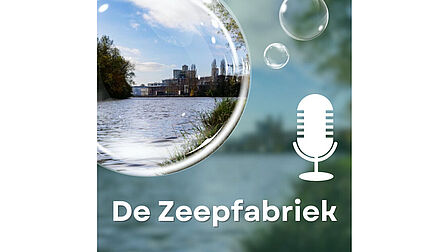Zeepfabriek in een luchtbel met illustratie van een microfoon en tekst De Zeepfabriek