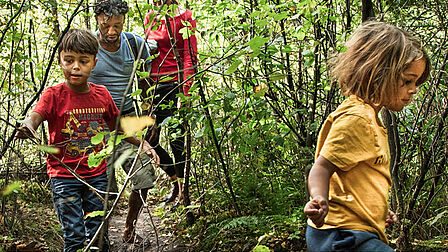 Kinderen spelen in het bos