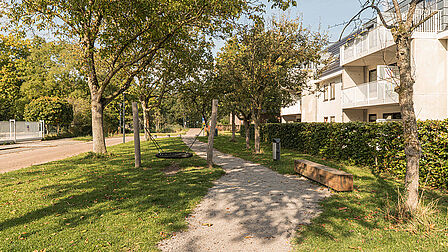 Schommel naast pad en woningen