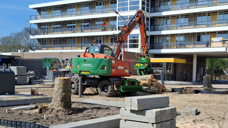 Graafmachine op een opgebroken plein