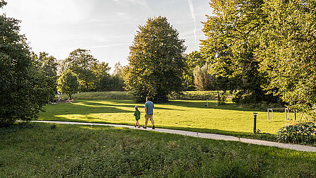 Twee mensen wandelen in een park