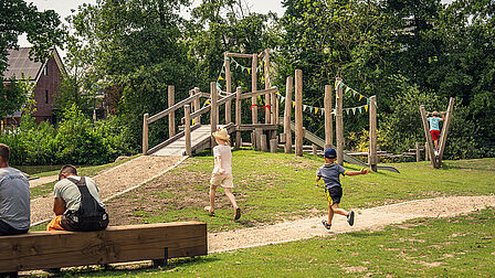 Kinderen in een speeltuin