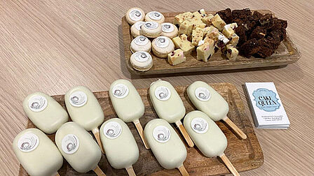 IJsjes, macarons, noga en brownies op twee planken