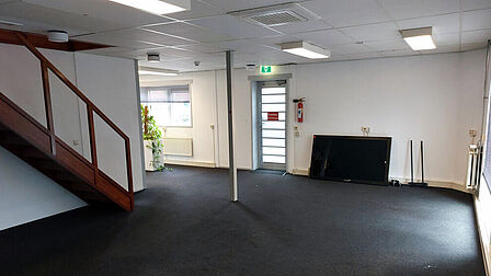 Een leegstaande kantoorruimte met trap