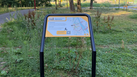 Informatiebord in het gras