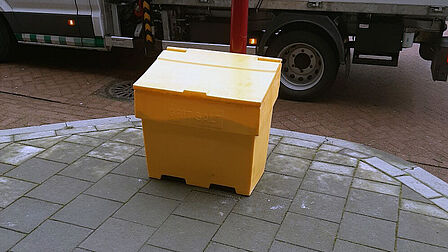 Gele zoutkist op de stoep