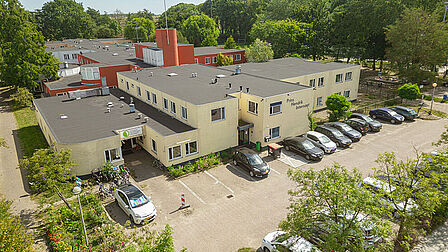 Luchtfoto van gebouw met auto's ervoor geparkeerd