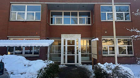 Kantoorpand van de voorkant gezien