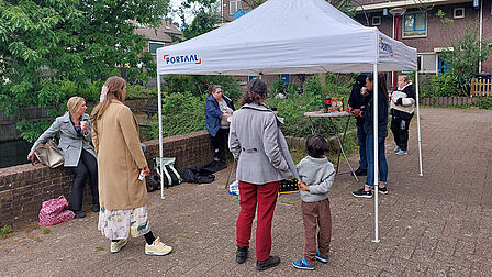Mensen staan bij een open tent