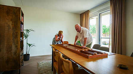 Foto van het echtpaar dat aan het sjoelen is