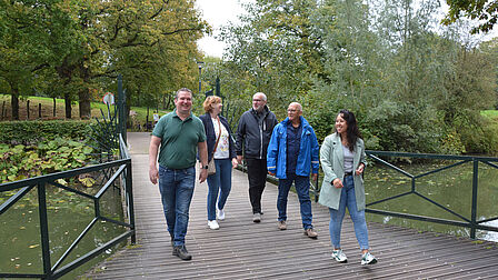 Leden wijkplatform Rijnhuizen lopen over een brug