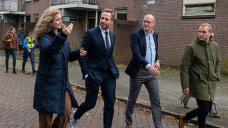 Minister Hugo de Jonge loopt met drie mensen door Merwestein