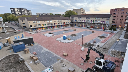 Luchtfoto van werkzaamheden aan een plein
